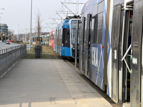 Wrocław: Duże utrudnienia na Legnickiej. Nie jeżdżą tramwaje po zerwaniu kabla energetycznego - 4