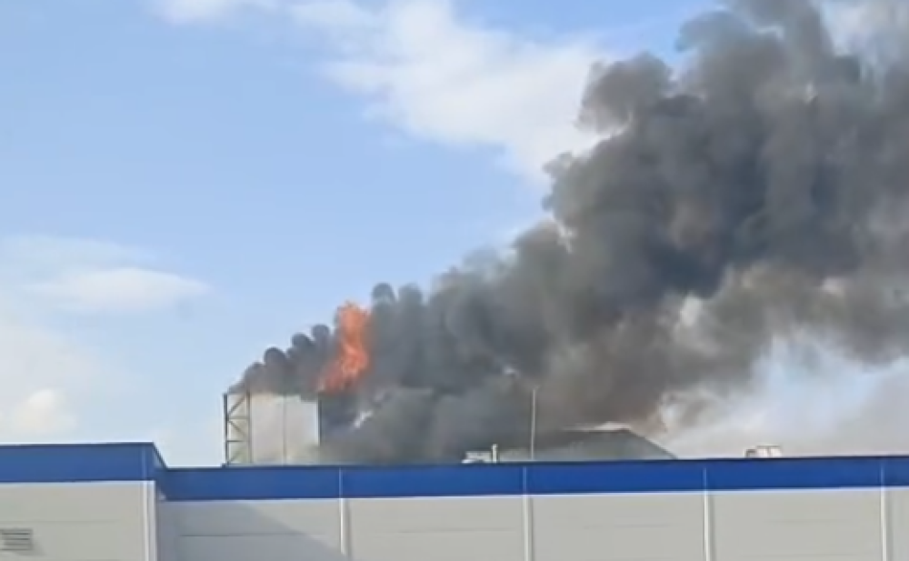 Pożar w hali produkcyjnej w Złotoryi. Około 100 osób zostało ewakuowanych [WIDEO] - Pożar w hali produkcyjnej w Złotoryi.