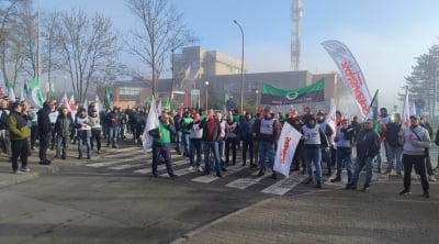 Protestują przed siedzibą &bdquo;Polskiej Miedzi". Domagają się podwyżek