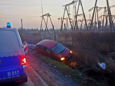 Prawie 1,5 promila i podrobione prawo jazdy. Nastolatek wpadł autem do rowu
