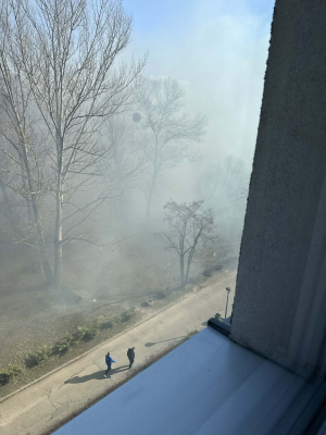 Pożar na terenie szpitala na Kamieńskiego! 9 zastępów w akcji, dym było widać z daleka - 1
