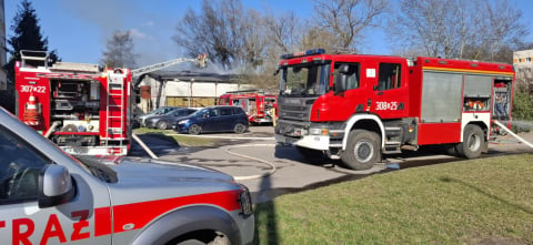 Pożar na terenie szpitala na Kamieńskiego! 9 zastępów w akcji, dym było widać z daleka - 2