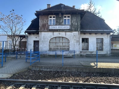 Kultowy dworzec z &bdquo;Samych swoich&rdquo; w Czernicy przejdzie modernizację