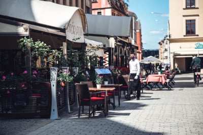 Koniec szklanych ogr&oacute;dk&oacute;w na Rynku. Restauratorzy mieli czas do końca dnia
