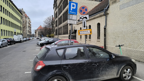 Kierowcy ignorują nowe zasady parkowania przy ul. Joannitów. Autobusy MPK mają problem z przejazdem - 0