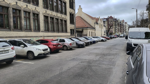 Kierowcy ignorują nowe zasady parkowania przy ul. Joannitów. Autobusy MPK mają problem z przejazdem - 1
