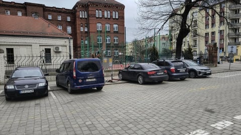 Kierowcy ignorują nowe zasady parkowania przy ul. Joannitów. Autobusy MPK mają problem z przejazdem - 2