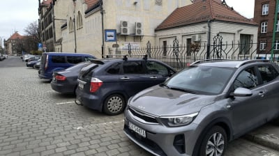 Kierowcy ignorują zasady parkowania przy ul. Joannit&oacute;w, utrudniając przejazd autobusom MPK