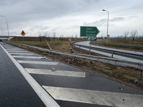 Przewrócony bus blokował trasę S3. Pojazdem podróżowało 5 osób [ZDJĘCIA] - 1