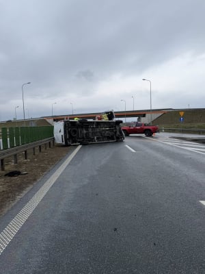 Przewrócony bus blokował trasę S3. Pojazdem podróżowało 5 osób [ZDJĘCIA] - 2