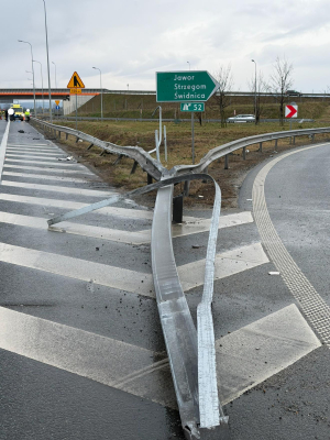Przewrócony bus blokował trasę S3. Pojazdem podróżowało 5 osób [ZDJĘCIA] - 3