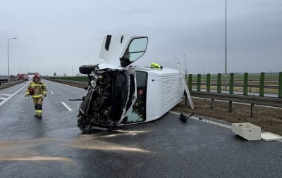 Przewr&oacute;cony bus blokował trasę S3. Pojazdem podr&oacute;żowało 5 os&oacute;b [ZDJĘCIA]