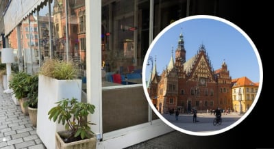 Restauratorzy nie rozebrali ogr&oacute;dk&oacute;w w rynku. Miasto wstrzymuje naliczanie kar