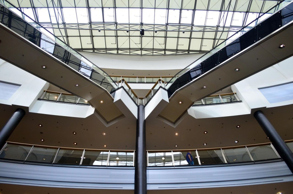 Projektowanie retail parków we Wrocławiu - jak wybrać odpowiednie biuro projektowe? - Materiał Sponsora