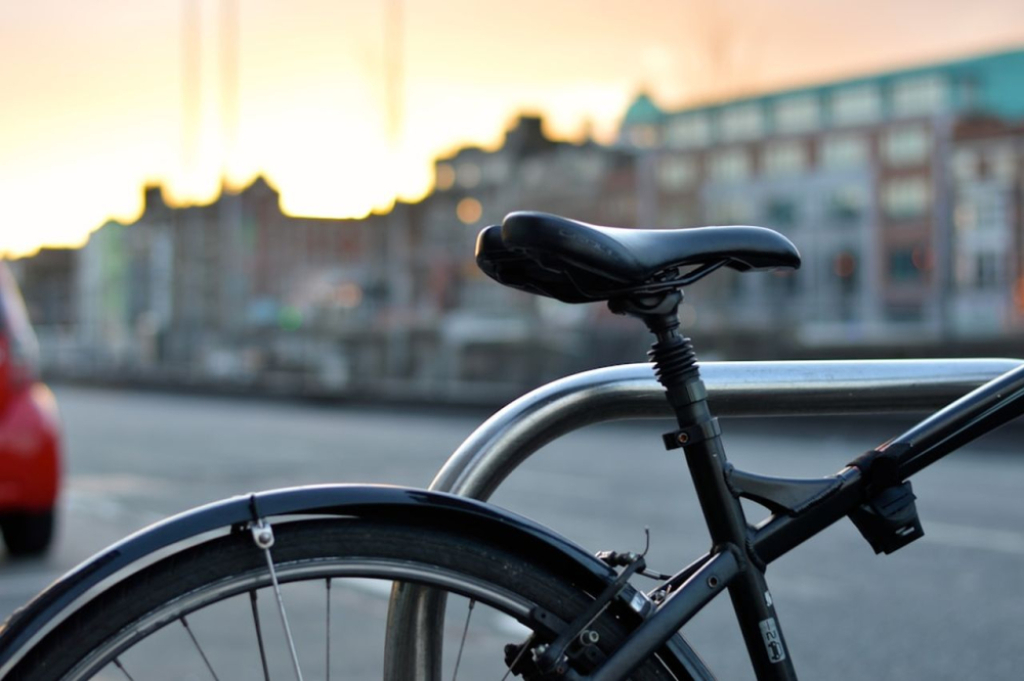 Rowerowy Wrocław przez cały rok - jak dobrać rower i akcesoria, żeby wygodnie jeździć po mieście wiosną, latem i jesienią? - Materiał Sponsora