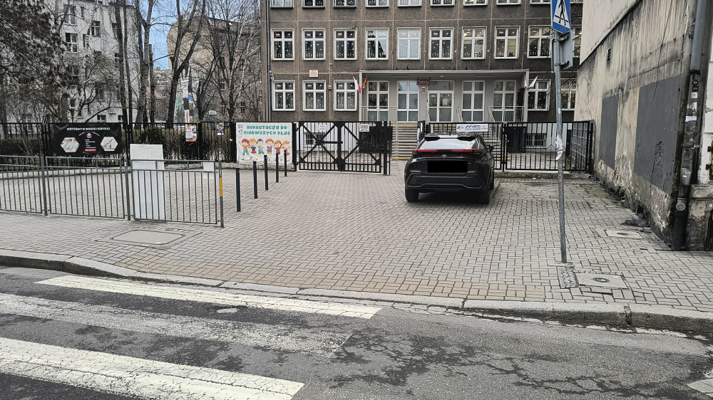 Przejścia dla pieszych w roli… parkingów? Niebezpieczna sytuacja przy Niemcewicza. Dzieci ryzykują w drodze do szkoły - Bezpieczeństwo dzieci priorytetem. Urząd rozważa nowe rozwiązania przy SP 93