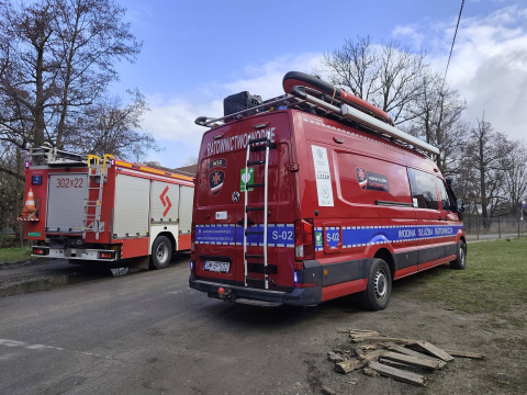 Samochód wjechał do rzeki pod Wrocławiem. Trwają poszukiwania kierowcy [ZDJĘCIA] - 0