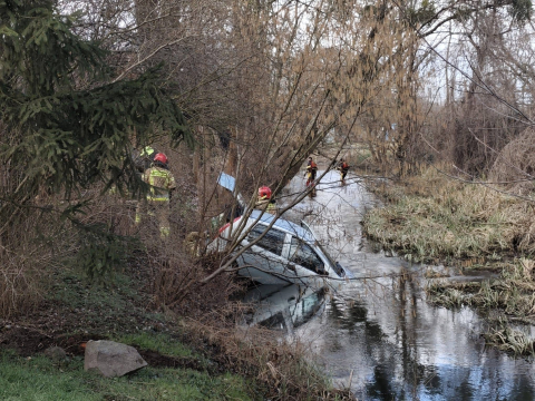 Samochód wjechał do rzeki pod Wrocławiem. Trwają poszukiwania kierowcy [ZDJĘCIA] - 3