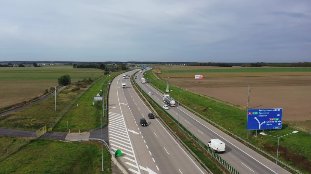 Montują odcinkowy pomiar prędkości na autostradzie A4. Są utrudnienia dla kierowc&oacute;w
