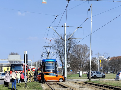 Zderzenie tramwaju z samochodem w centrum Wrocławia. Były duże utrudnienia