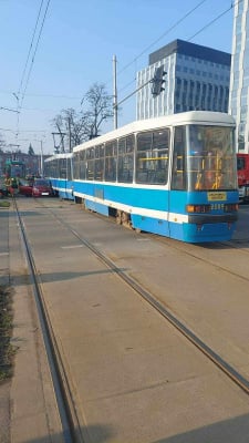 Tramwaj zderzył się z samochodem we Wrocławiu. Kobieta wjechała na czerwonym świetle - 0
