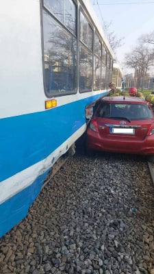 Tramwaj zderzył się z samochodem we Wrocławiu. Kobieta wjechała na czerwonym świetle - 1