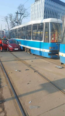 Tramwaj zderzył się z samochodem we Wrocławiu. Kobieta wjechała na czerwonym świetle - 2