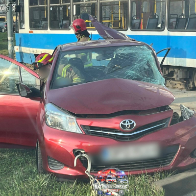 Tramwaj zderzył się z samochodem we Wrocławiu. Kobieta wjechała na czerwonym świetle - 3