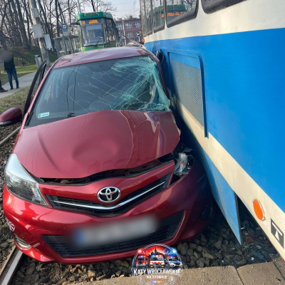 Tramwaj zderzył się z samochodem we Wrocławiu. Kobieta wjechała na czerwonym świetle - 4