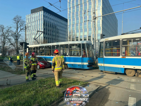 Tramwaj zderzył się z samochodem we Wrocławiu. Kobieta wjechała na czerwonym świetle - 5
