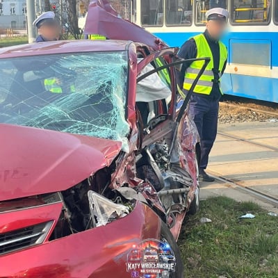 Tramwaj zderzył się z samochodem we Wrocławiu. Kobieta wjechała na czerwonym świetle - 6