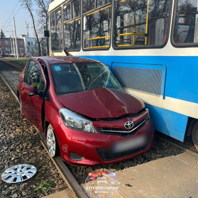 Tramwaj zderzył się z samochodem we Wrocławiu. Kobieta wjechała na czerwonym świetle - 7