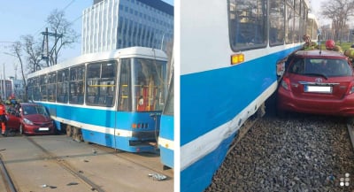 Tramwaj zderzył się z samochodem we Wrocławiu. Kobieta wjechała na czerwonym świetle
