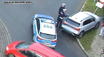 Wybili szybę, aby pom&oacute;c kierującej. Kobieta była uwięziona w samochodzie po kolizji