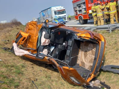 Wypadek na autostradzie A4. Samoch&oacute;d dachował, jedna osoba jest ranna