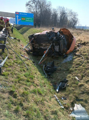 Wypadek na autostradzie A4. Samochód dachował, jedna osoba jest ranna - 0