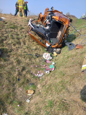 Wypadek na autostradzie A4. Samochód dachował, jedna osoba jest ranna - 1