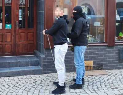 Kamienna G&oacute;ra: Wybił szybę u jubilera i ukradł łańcuszki. Złodziej szybko trafił do aresztu