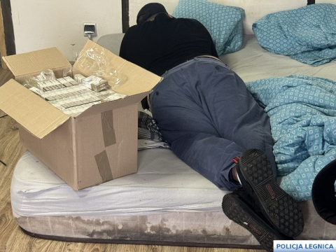Miał nielegalne papierosy i narkotyki w domu. Udana akcja policji w Legnicy - 0