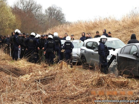 Policjant poza służbą udaremnił ustawkę. Pseudokibice tłumaczyli, że... przyjechali nad zalew na ryby - 1