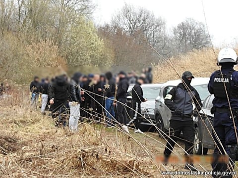 Policjant poza służbą udaremnił ustawkę. Pseudokibice tłumaczyli, że... przyjechali nad zalew na ryby - 2