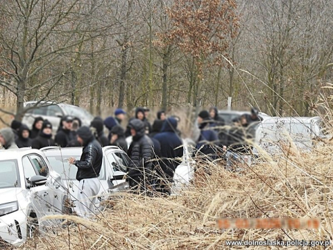 Policjant poza służbą udaremnił ustawkę. Pseudokibice tłumaczyli, że... przyjechali nad zalew na ryby - 3