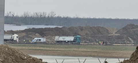 Wrocław: Tragiczny wypadek na budowie niedaleko lotniska. Ciężarówka najechała na 27-latka, mężczyzna nie żyje - 1
