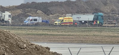 Tragiczny wypadek na budowie niedaleko lotniska. Ciężar&oacute;wka najechała na 27-latka