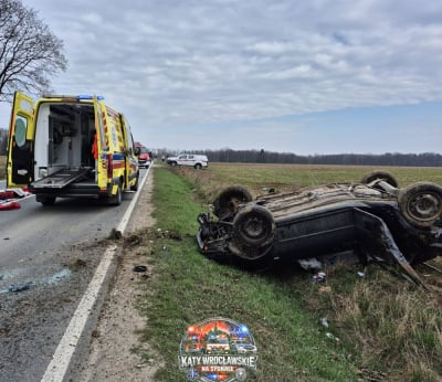 Dachowanie samochodu osobowego. Dwie osoby w ciężkim stanie trafiły do szpitala [ZDJĘCIA]