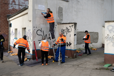 Usuwają obraźliwe napisy we Wrocławiu. Ruszyła 5. edycja akcji „Mury Mówią” - 3