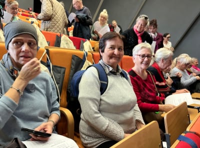 Seniorzy uczyli się, gdzie wrzucać bioodpady. We Wrocławiu ruszyła akcja "Wrzuć do kosza"