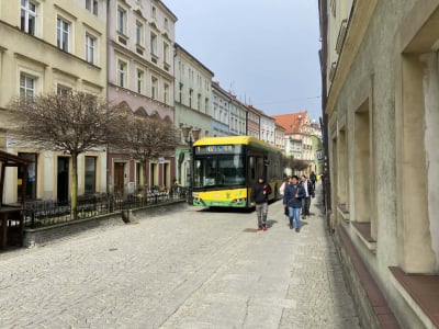 "Zrobili autostradę z zabytkowej star&oacute;wki". Mieszkańcy nie chcą autobus&oacute;w w centrum