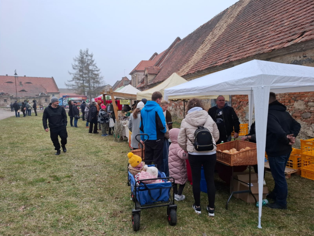 Sery, wędliny i domowe przetwory. W Dalkowie pojawili się wystawcy z całej Polski – Wystawcy z całej Polski przyjechali do Dalkowa