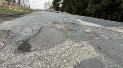 Dziur przybywa, a remontu brak. Fatalny stan drogi z Karpacza do Szklarskiej Poręby